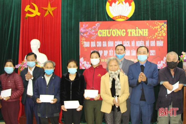 Ban Tổ chức Trung ương tặng 100 suất quà cho gia đình chính sách, hộ nghèo ở Vũ Quang