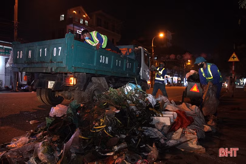 Giao thừa lặng lẽ của những người xuyên đêm dọn sạch phố phường