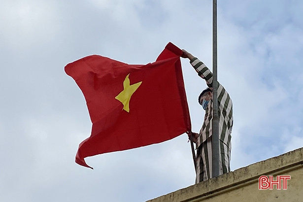 Phạm nhân gói bánh chưng, trang hoàng trại giam để đón tết