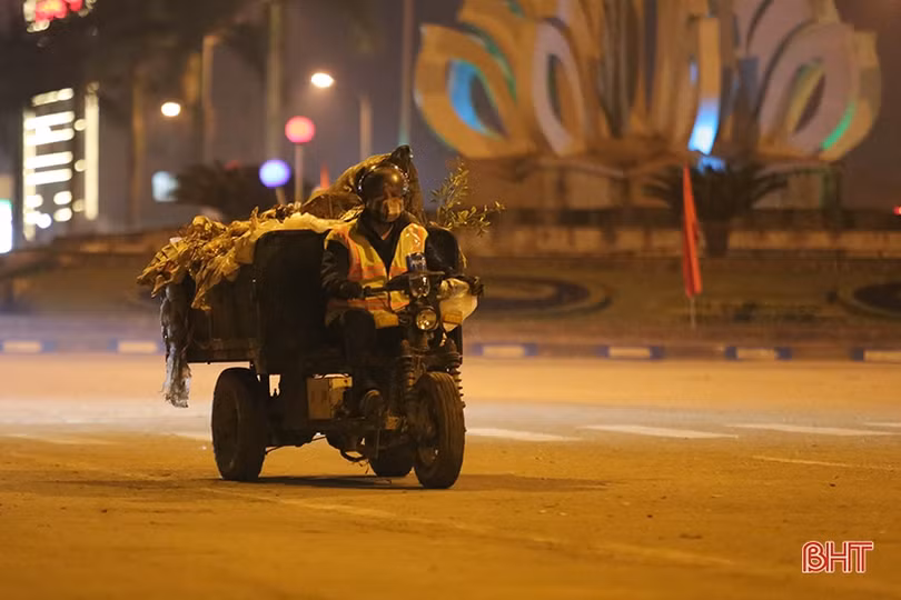 Giao thừa lặng lẽ của những người xuyên đêm dọn sạch phố phường