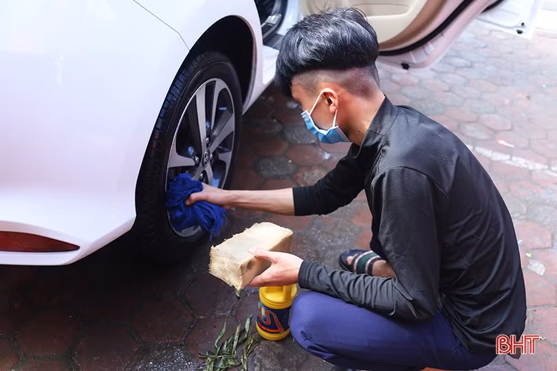 Nắng lên, dịch vụ vệ sinh xe ở Hà Tĩnh quá tải