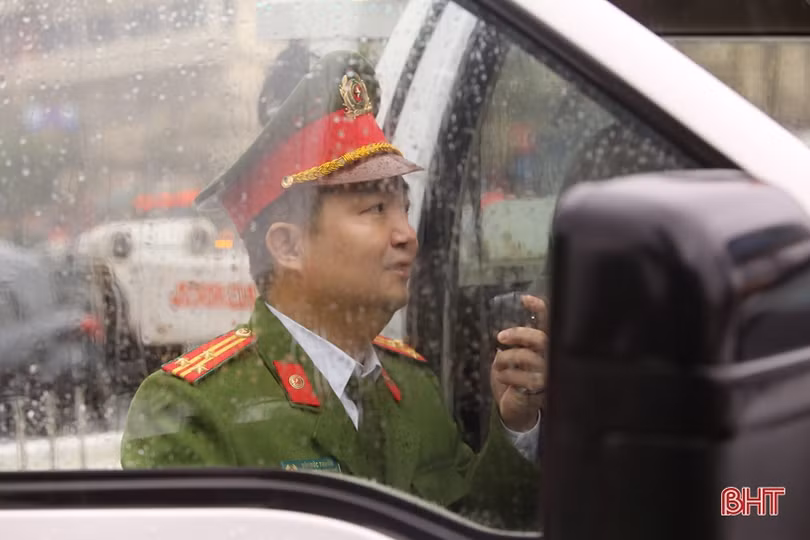 Gần 100 cán bộ, chiến sỹ Công an TP Hà Tĩnh dầm mưa điều tiết giao thông chiều 28 tết