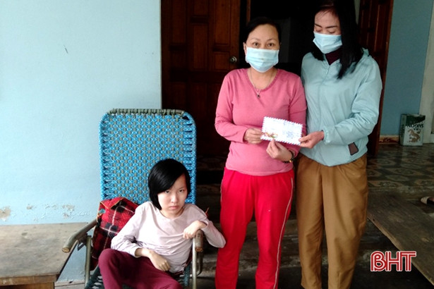 Hội Phụ nữ Hà Tĩnh ở Đức tặng quà tết cho người nghèo quê hương