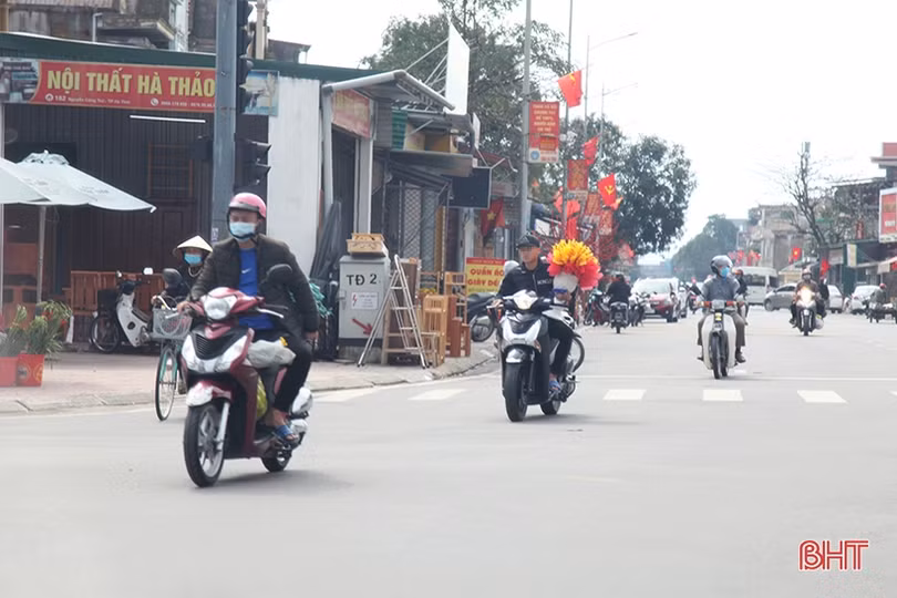 Nhiều người dân TP Hà Tĩnh “quên” đội mũ bảo hiểm khi ra đường ngày tết