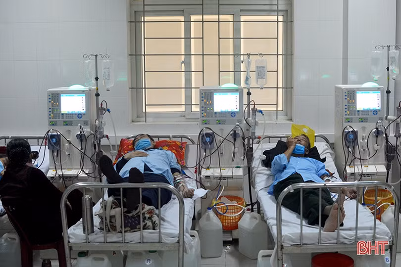 Bệnh nhân chạy thận tại BVĐK Hà Tĩnh trong ngày đầu tiên của năm mới