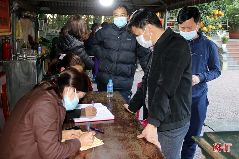 Gần 2 vạn du khách tới đền Bà Hải thực hiện nghiêm công tác phòng dịch