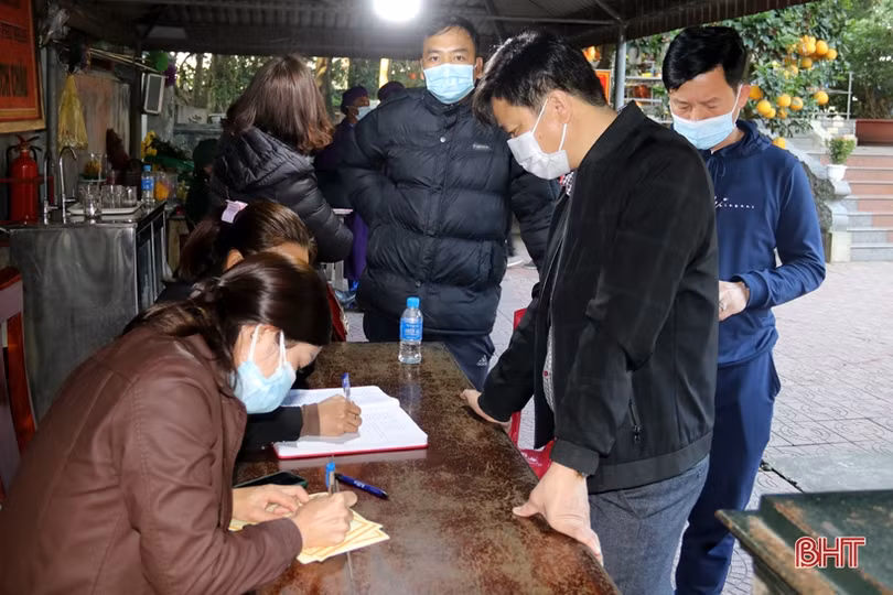 Gần 2 vạn du khách tới đền Bà Hải thực hiện nghiêm công tác phòng dịch