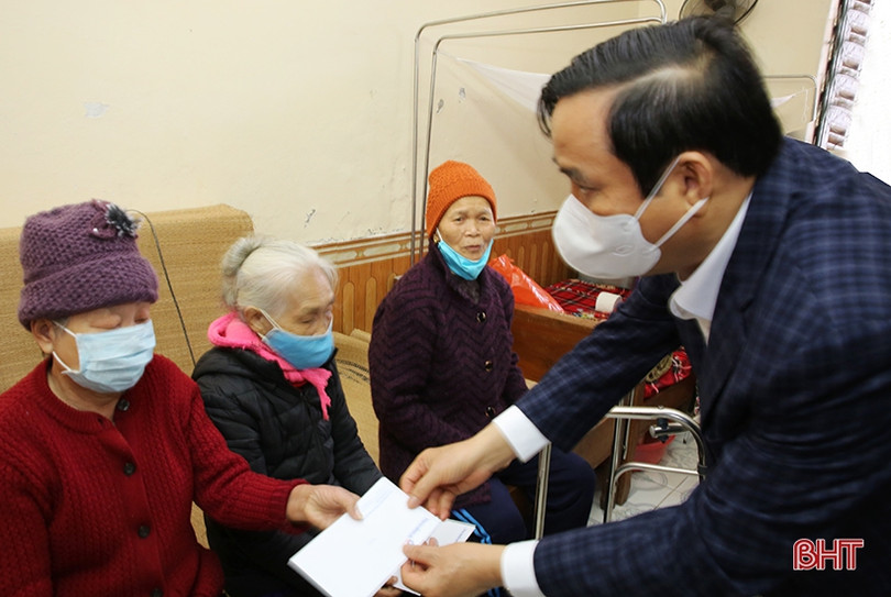 Trao quà tết cho bệnh nhân nghèo và đối tượng bảo trợ xã hội