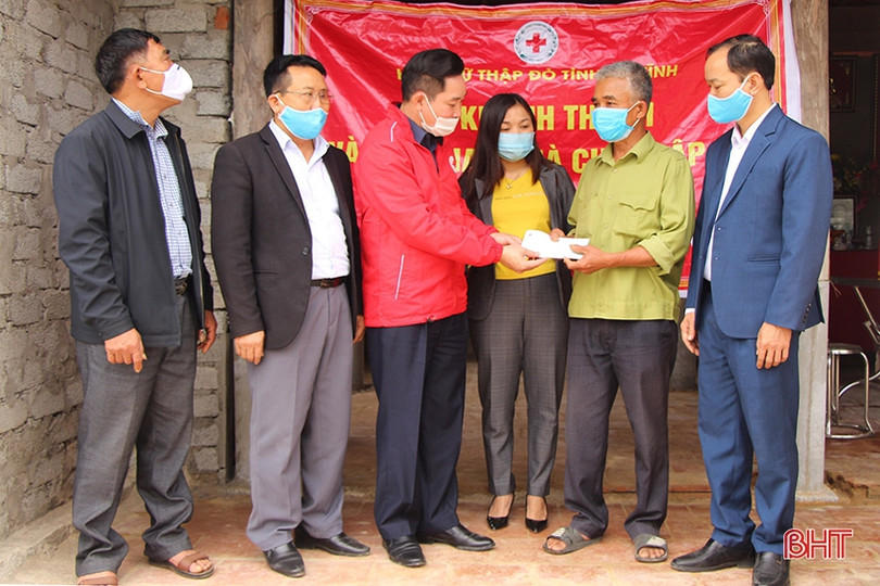 Trao 100 suất quà, bàn giao 6 nhà tình nghĩa cho hộ dân khó khăn ở Vũ Quang