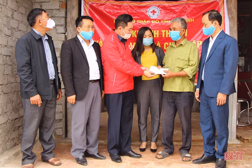 Trao 100 suất quà, bàn giao 6 nhà tình nghĩa cho hộ dân khó khăn ở Vũ Quang