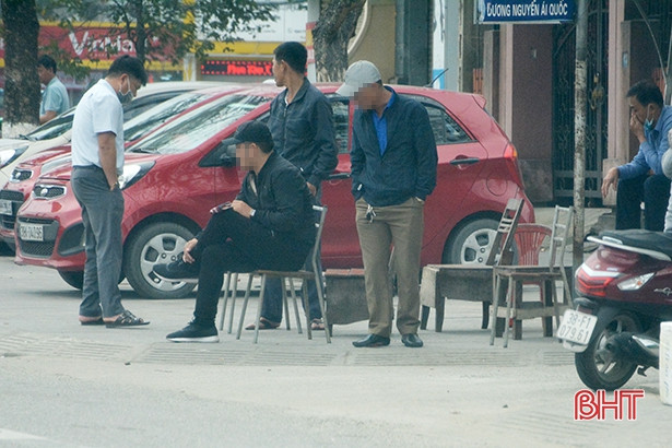 Nhiều người dân ở 2 đô thị lớn của Hà Tĩnh vẫn “quên” đeo khẩu trang nơi công cộng