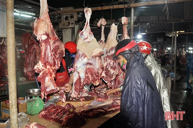 Thực phẩm ngày cận tết ở Hà Tĩnh: Hàng thịt tăng nhẹ, rau khá rẻ!