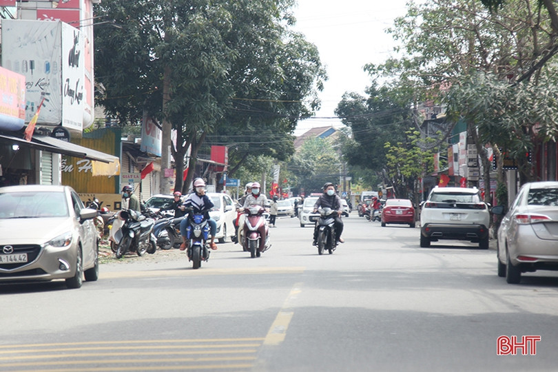 Nhiều người dân TP Hà Tĩnh “quên” đội mũ bảo hiểm khi ra đường ngày tết