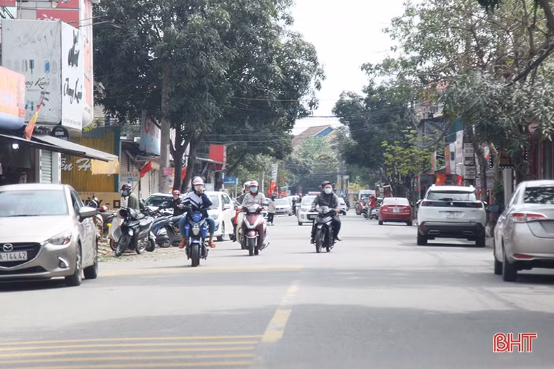 Nhiều người dân TP Hà Tĩnh “quên” đội mũ bảo hiểm khi ra đường ngày tết