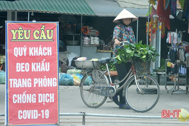 Nhiều người dân ở 2 đô thị lớn của Hà Tĩnh vẫn “quên” đeo khẩu trang nơi công cộng
