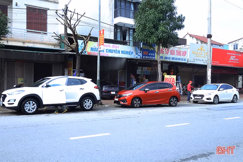 Nắng lên, dịch vụ vệ sinh xe ở Hà Tĩnh quá tải