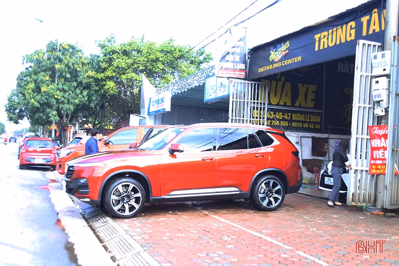 Nắng lên, dịch vụ vệ sinh xe ở Hà Tĩnh quá tải