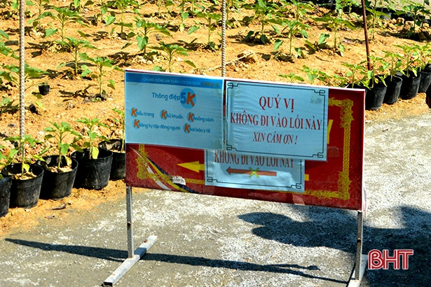 Đi lễ chùa Phổ Độ, nhiều người không đeo khẩu trang