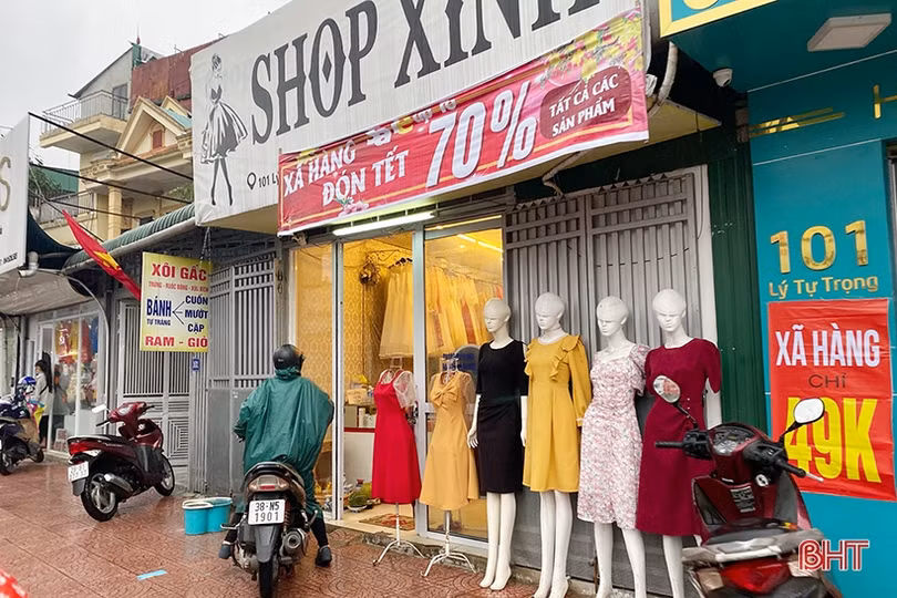 Các cửa hàng thời trang tại Hà Tĩnh đồng loạt xả hàng