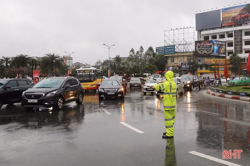 Gần 100 cán bộ, chiến sỹ Công an TP Hà Tĩnh dầm mưa điều tiết giao thông chiều 28 tết