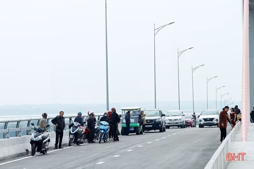 Bất chấp nguy hiểm, nhiều người “seo phì” trên cây cầu nối Nghệ An - Hà Tĩnh vừa hoàn thành