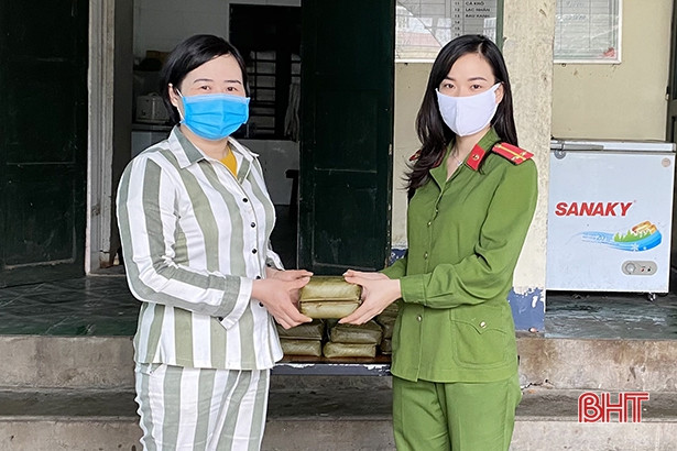 Phạm nhân gói bánh chưng, trang hoàng trại giam để đón tết