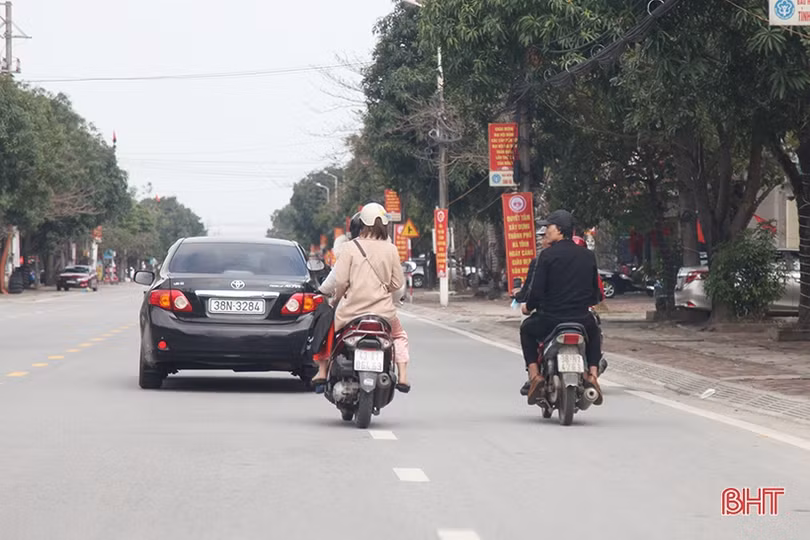 Nhiều người dân TP Hà Tĩnh “quên” đội mũ bảo hiểm khi ra đường ngày tết