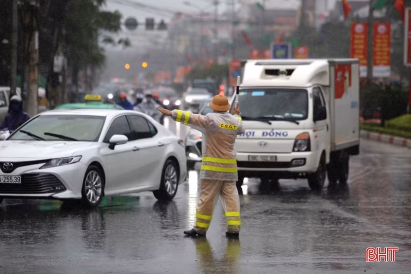 Gần 100 cán bộ, chiến sỹ Công an TP Hà Tĩnh dầm mưa điều tiết giao thông chiều 28 tết