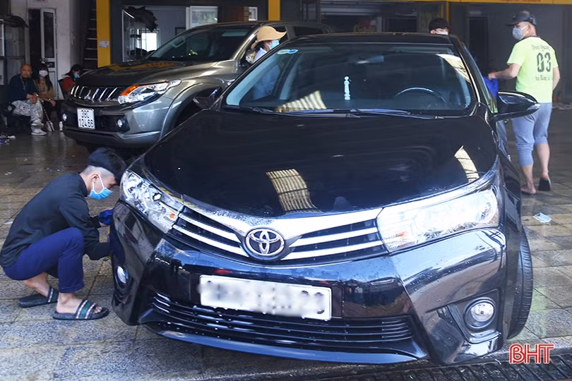 Nắng lên, dịch vụ vệ sinh xe ở Hà Tĩnh quá tải