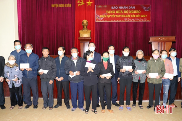 500 suất quà “ấm lòng” người nghèo Nghi Xuân