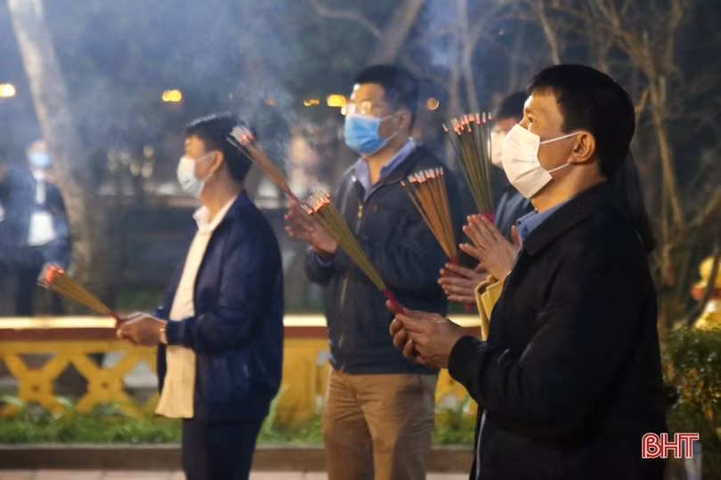 Người dân Thành Sen lễ chùa ngay sau giao thừa, không quên đeo khẩu trang phòng dịch