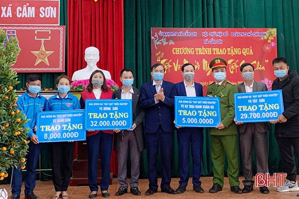 Một đoàn xã huy động được 185 triệu đồng quà tết cho người dân