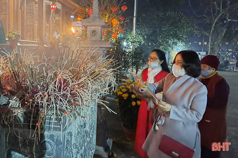 Người dân Thành Sen lễ chùa ngay sau giao thừa, không quên đeo khẩu trang phòng dịch