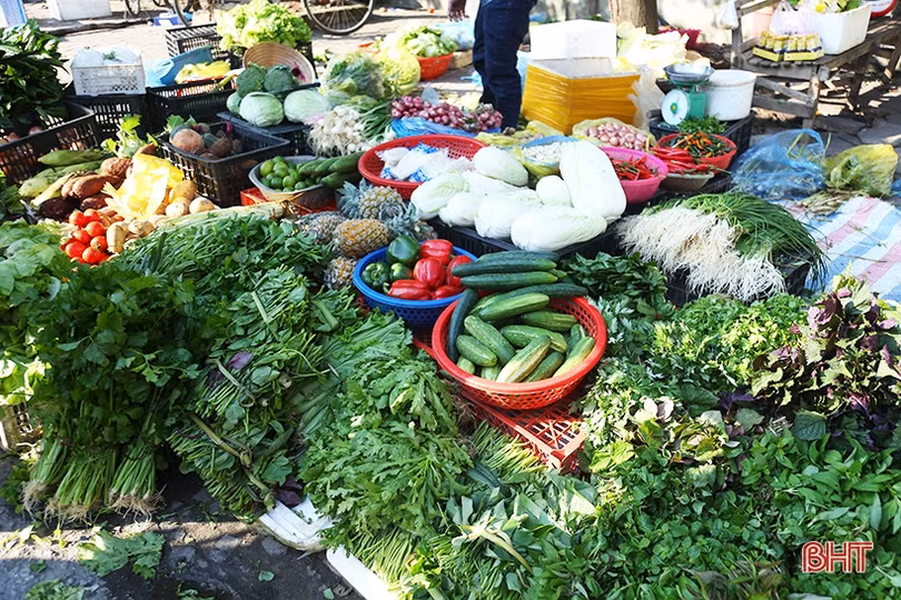 Tiểu thương Hà Tĩnh mở bán sớm, rau xanh đắt hàng