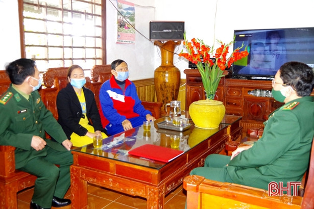 Bộ Chỉ huy BĐBP Hà Tĩnh thăm hỏi, tặng quà quân nhân mắc bệnh hiểm nghèo