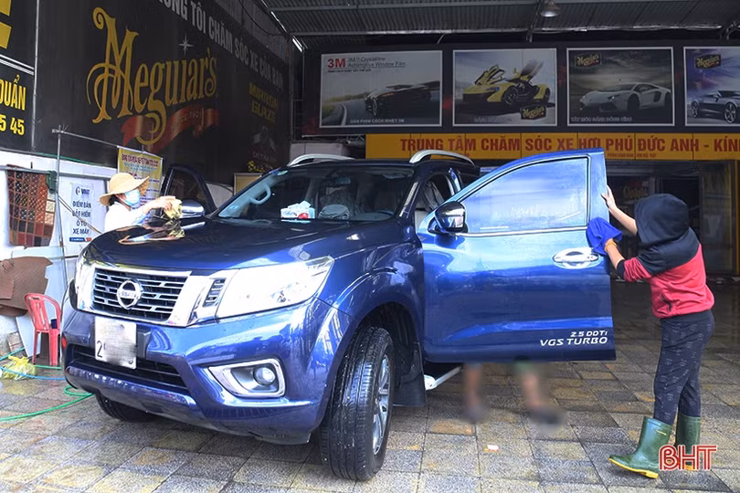 Nắng lên, dịch vụ vệ sinh xe ở Hà Tĩnh quá tải