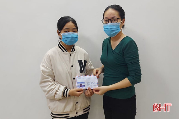 Hội Phụ nữ Hà Tĩnh ở Đức tặng quà tết cho người nghèo quê hương