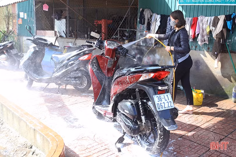 Nắng lên, dịch vụ vệ sinh xe ở Hà Tĩnh quá tải