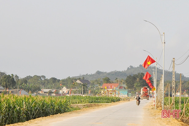 Xã hội hóa đường điện “Thắp sáng đường quê” hơn 500 triệu đồng ở Hương Sơn