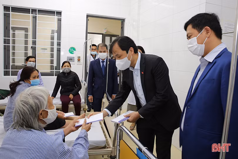 Trao quà tết cho bệnh nhân nghèo và đối tượng bảo trợ xã hội