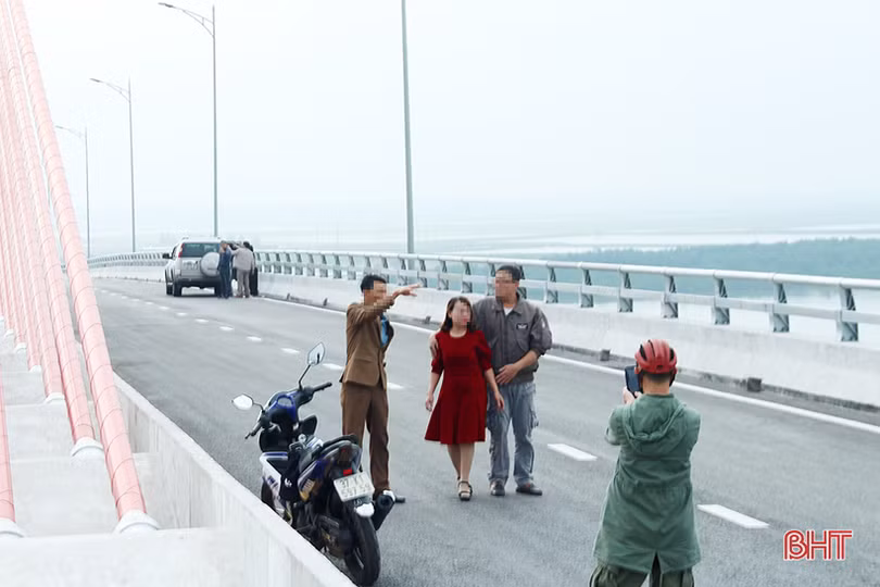 Bất chấp nguy hiểm, nhiều người “seo phì” trên cây cầu nối Nghệ An - Hà Tĩnh vừa hoàn thành