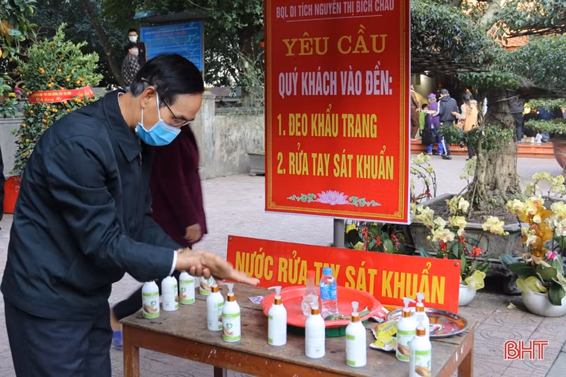 Gần 2 vạn du khách tới đền Bà Hải thực hiện nghiêm công tác phòng dịch