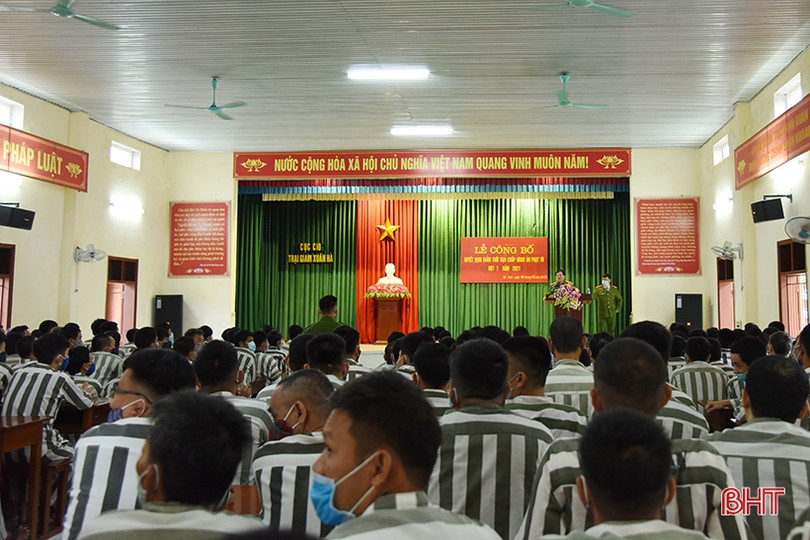 Công bố quyết định giảm thời hạn chấp hành án phạt tù cho 447 phạm nhân