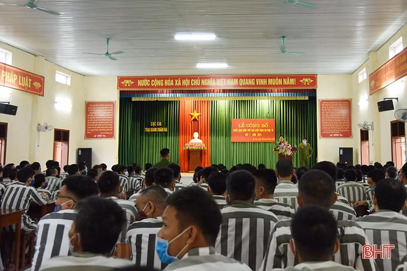 Công bố quyết định giảm thời hạn chấp hành án phạt tù cho 447 phạm nhân