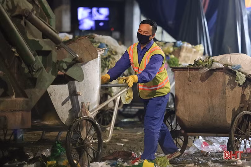 Giao thừa lặng lẽ của những người xuyên đêm dọn sạch phố phường