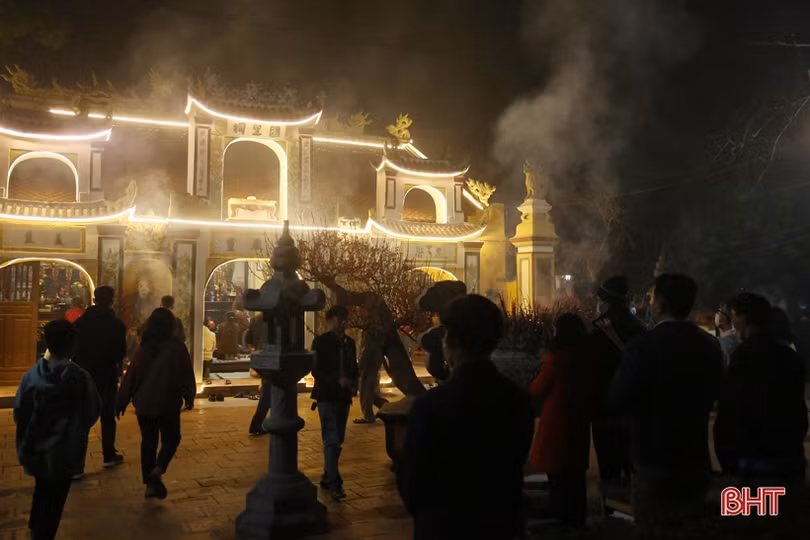 Người dân Thành Sen lễ chùa ngay sau giao thừa, không quên đeo khẩu trang phòng dịch