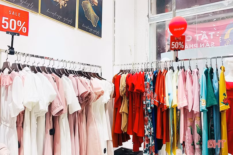 Các cửa hàng thời trang tại Hà Tĩnh đồng loạt xả hàng