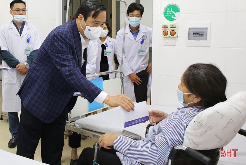 Trao quà tết cho bệnh nhân nghèo và đối tượng bảo trợ xã hội