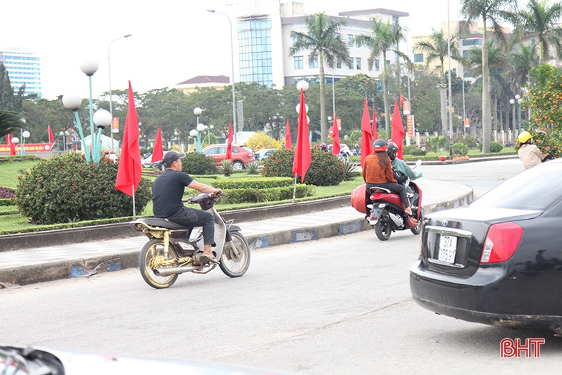 Nhiều người dân TP Hà Tĩnh “quên” đội mũ bảo hiểm khi ra đường ngày tết