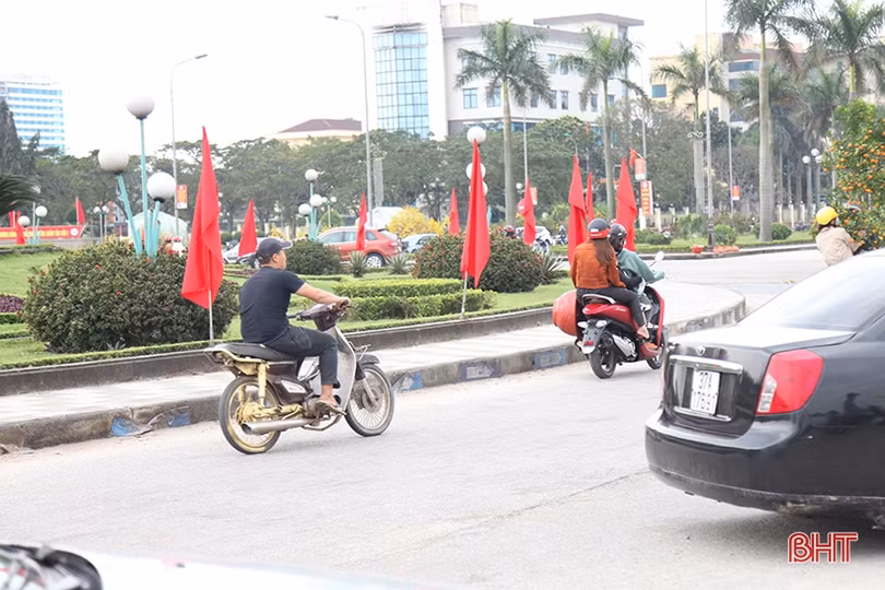 Nhiều người dân TP Hà Tĩnh “quên” đội mũ bảo hiểm khi ra đường ngày tết